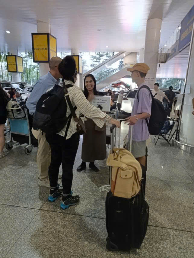Travelers using PAS Fast Track immigration assistance